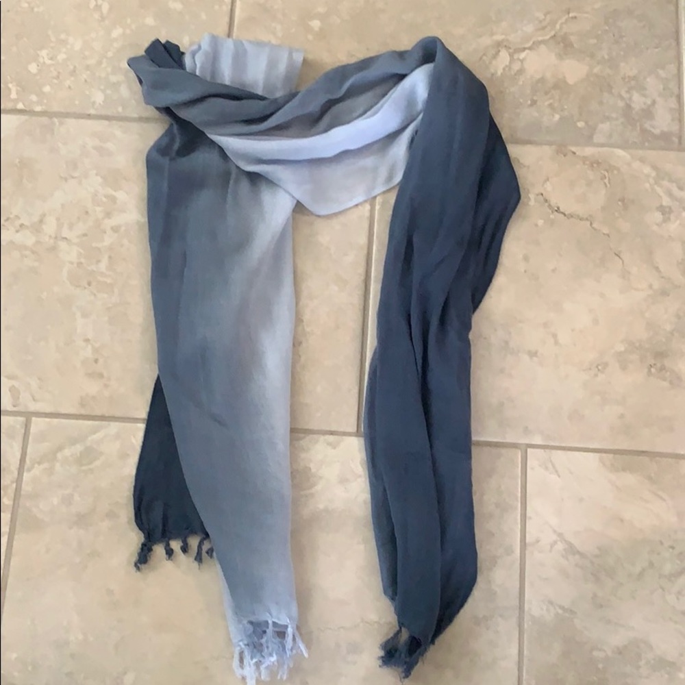 Light/dark blue scarf